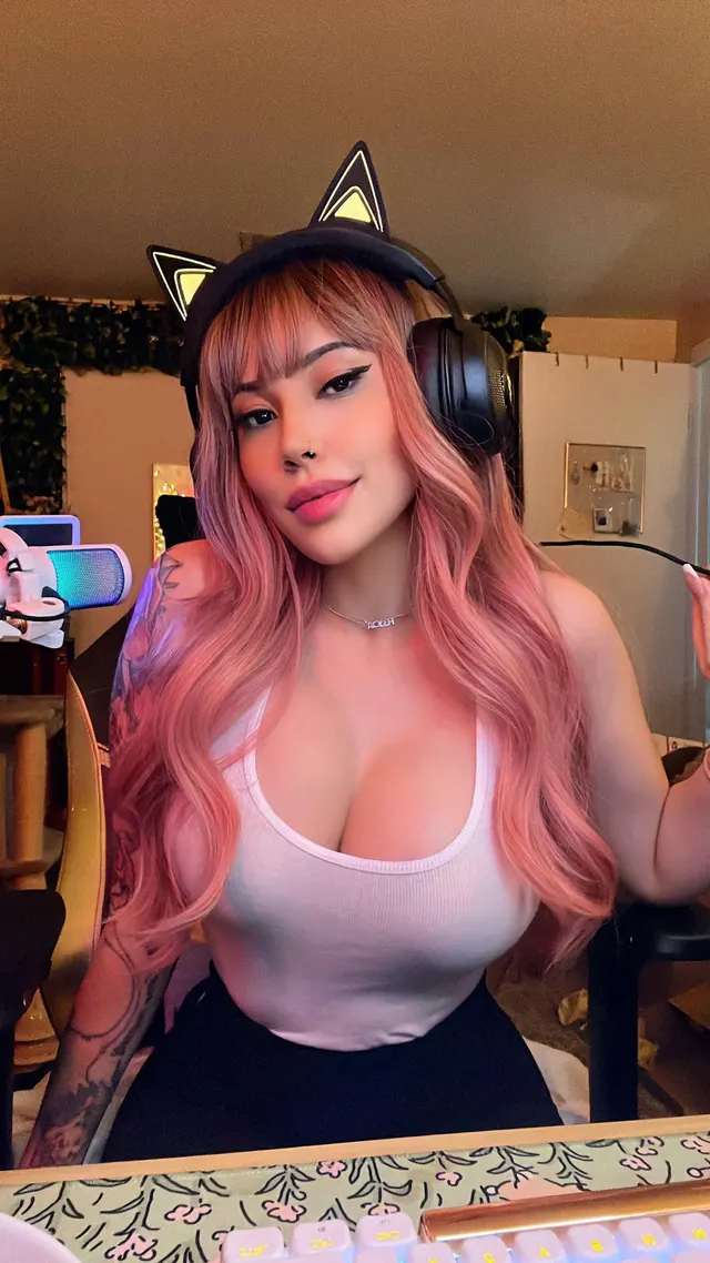 some pink haired "live on stream" selfies~