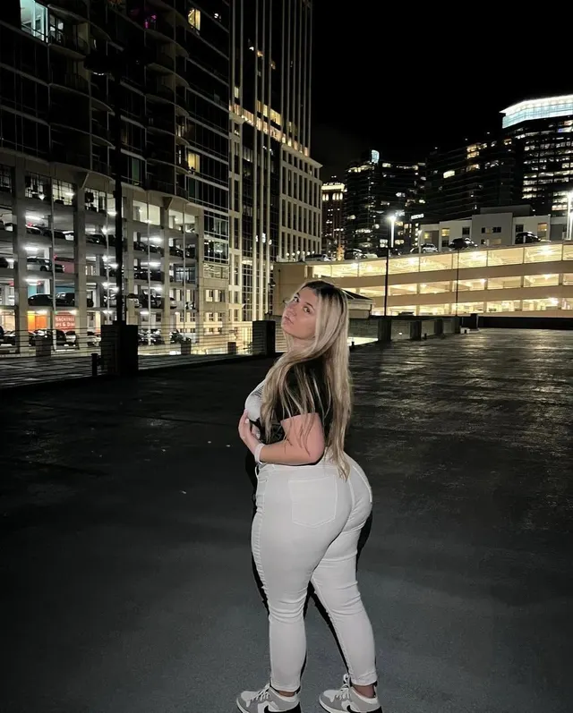 Pawg with white jeans