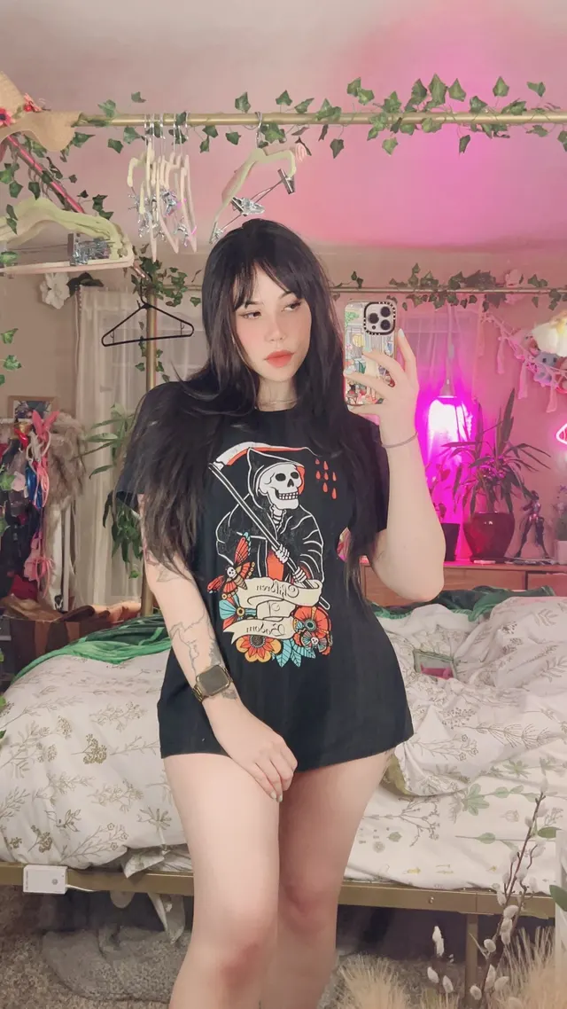 Oversized t-shirt coochie > lingerie coochie
