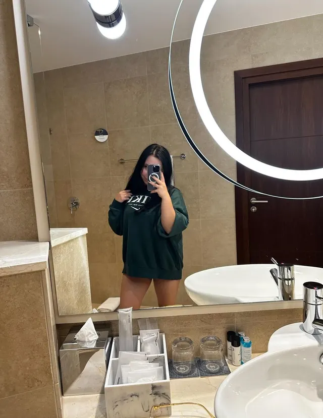 I look cute in oversized hoodies ☺️