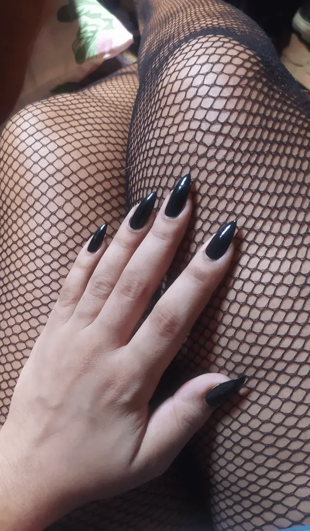 Black claws and fishnets