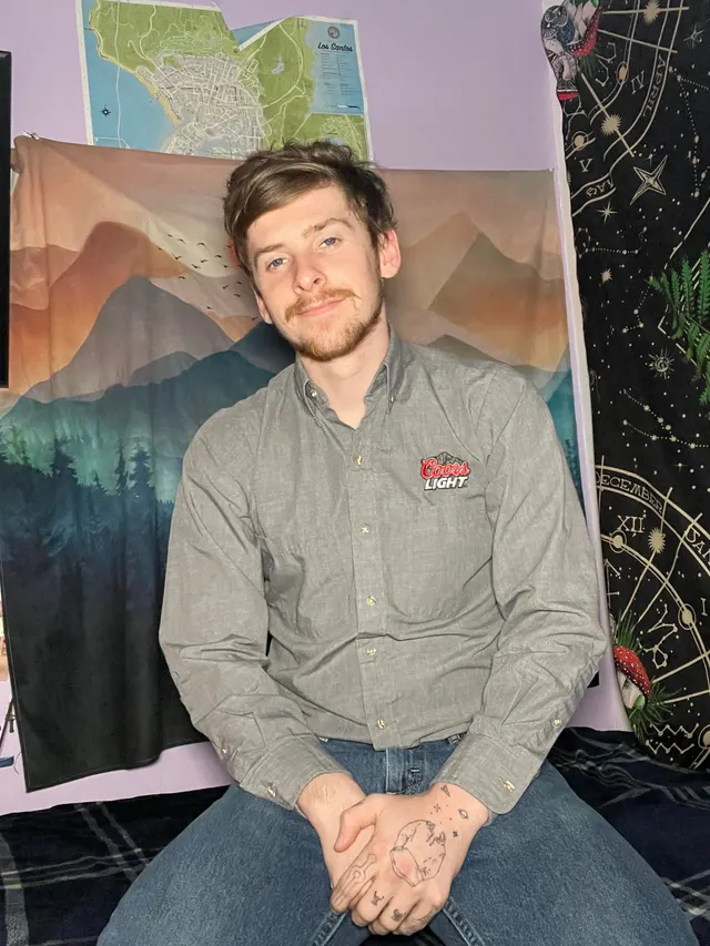 Swipe to see the beer delivery guy strip!😏