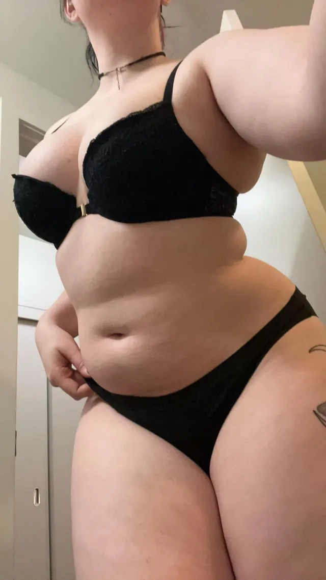 Piggy’s been stuffed so full, she’s nothing but a round heavy beach ball~