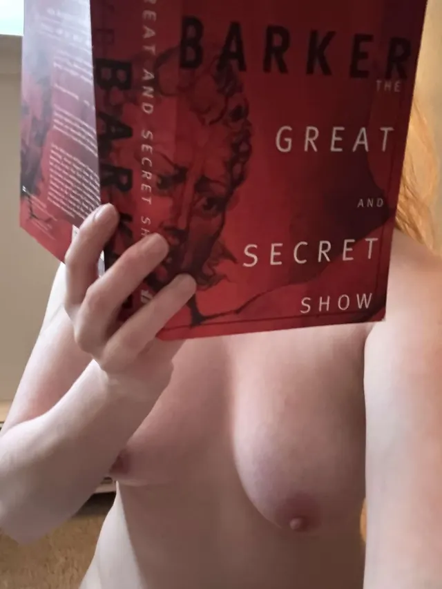 Wanna talk about the kind of erotic horror book that makes you feel super weird about getting all fidgety. My favorite Clive Barker. . . 28f