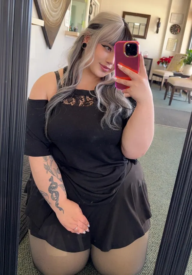 Thick thighs and pretty eyes 💕😛