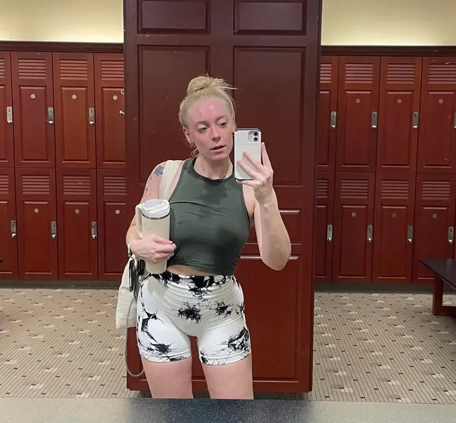 Swipe to see how I cool off in the locker room after training today 💦