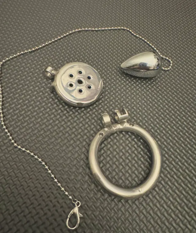 Flat cage and chain plug for tonight’s fun time! 🥰