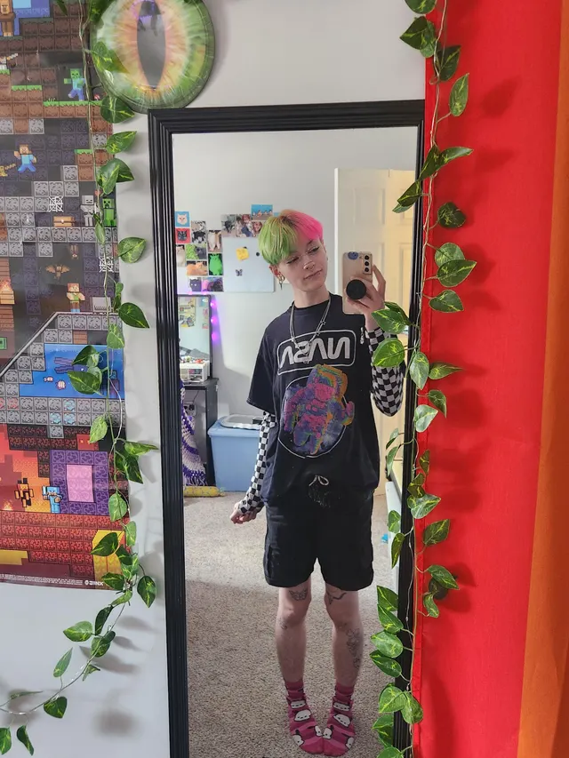 swipe to take off my clothes and see my kitty ;3