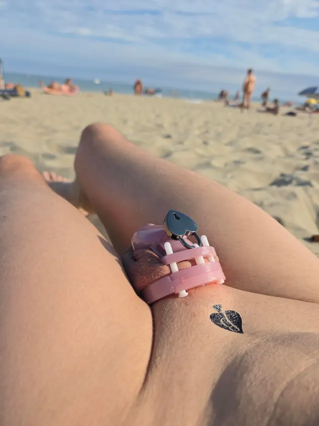 Should a sissy also be in chastity on nudist beaches?🔐🏖🏝