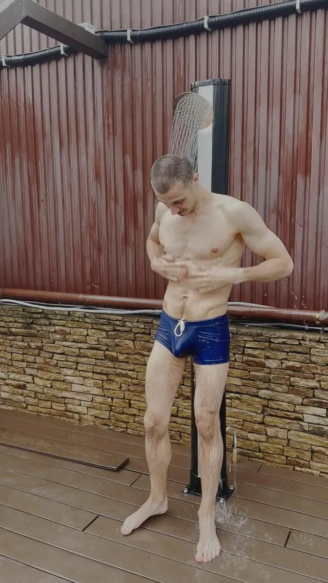 After publicly showing off my bulge in the pool, I was offered sex in someone else's hotel room 😍