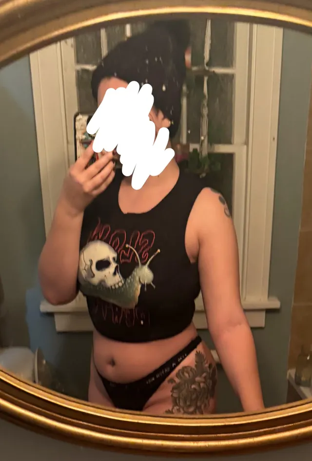 I found this sub after googling places where girls post pics for a girls. Hi ☺️