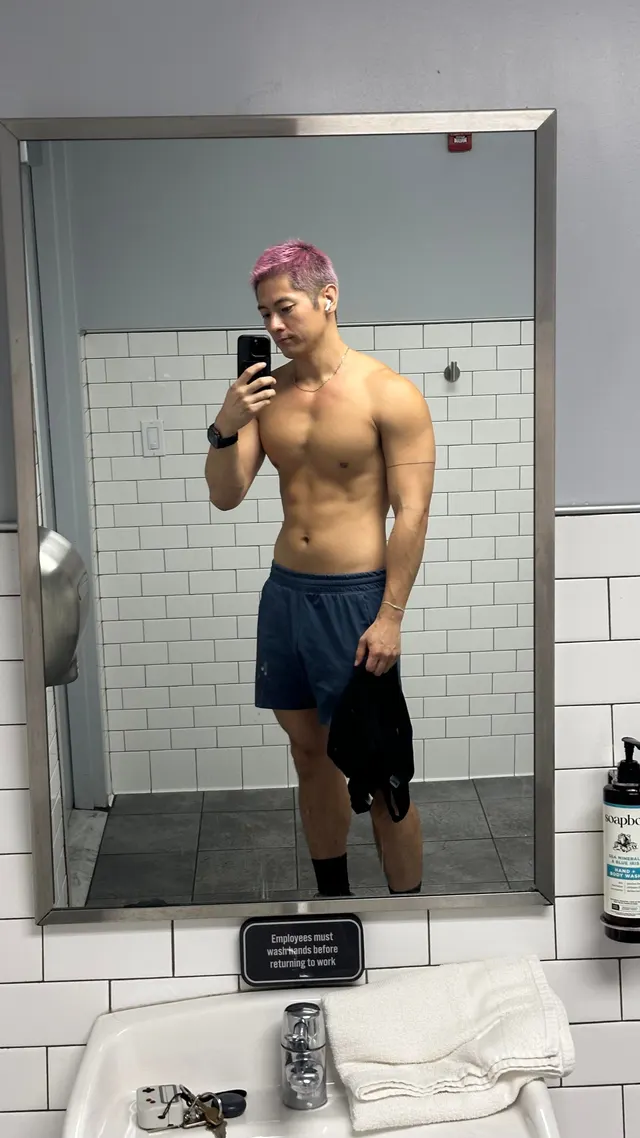 180 degree shirtless selfie 👉