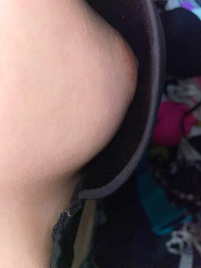 Checking out my old bras and I can’t believe I used to have them bigger! Yall like my little boobs so much♥️