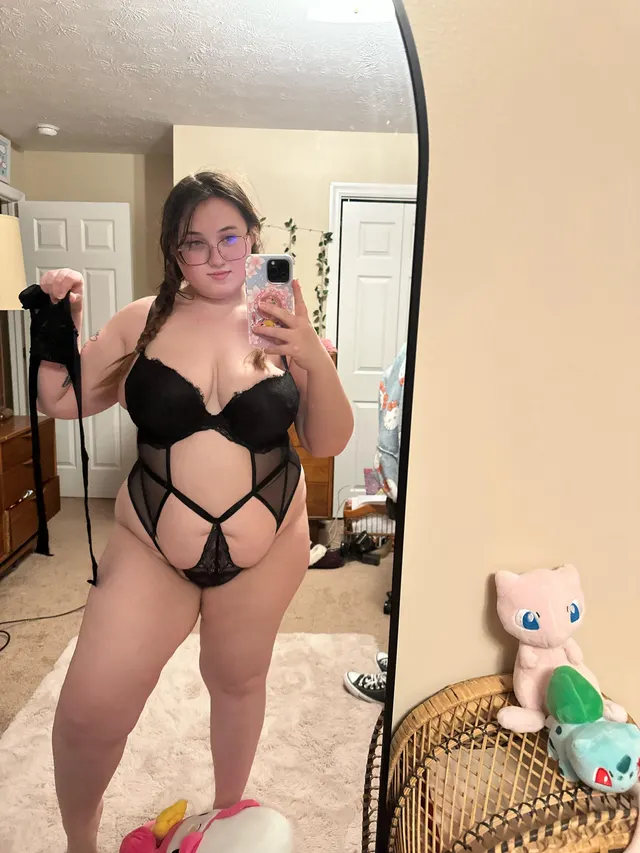 only say hi if you would smash a big girl like me 👀