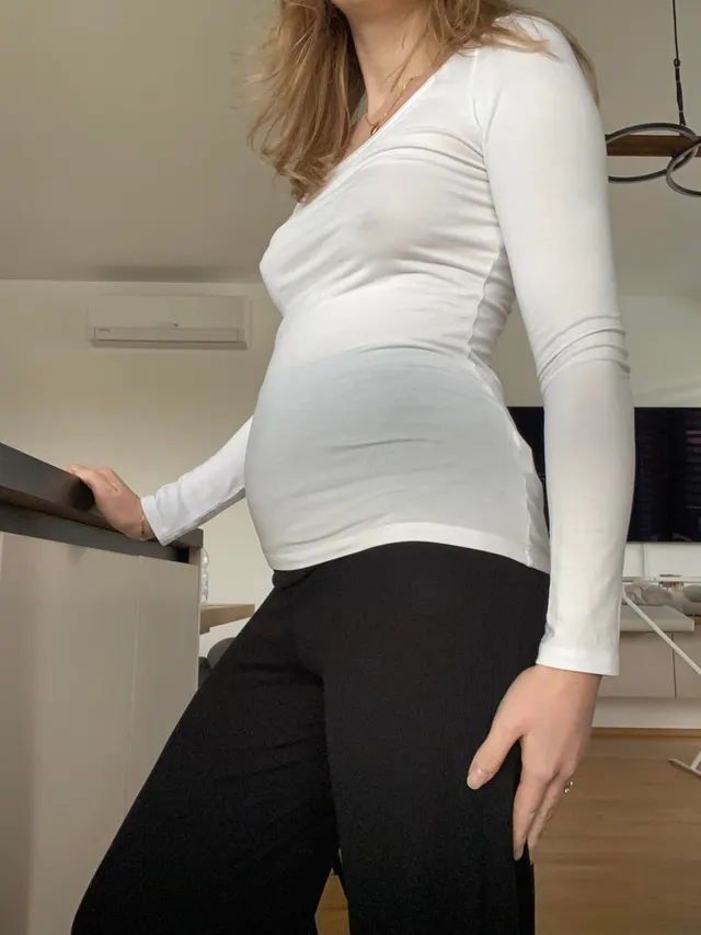 Swipe for boobie flash. 17weeks preggo