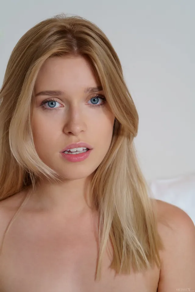 Freya Mayer- Blonde Shiver I