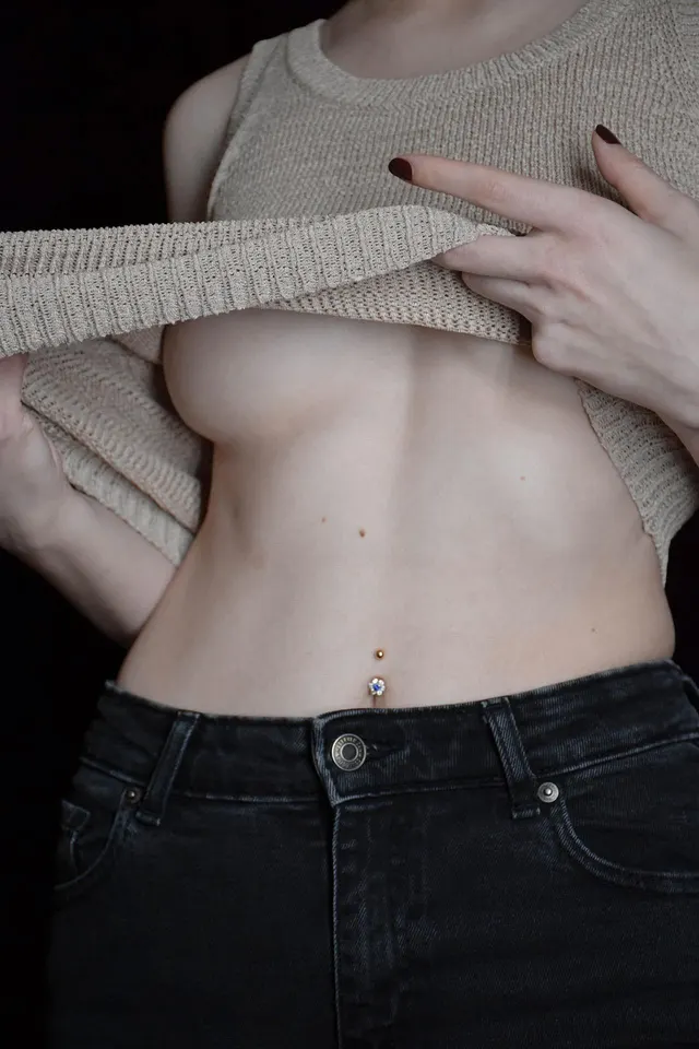 Small underboob peek