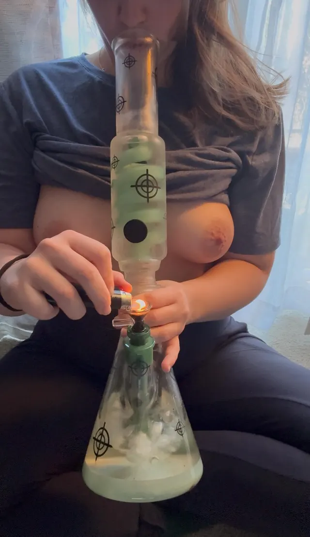 Hi from your favorite sexy stoner 😋