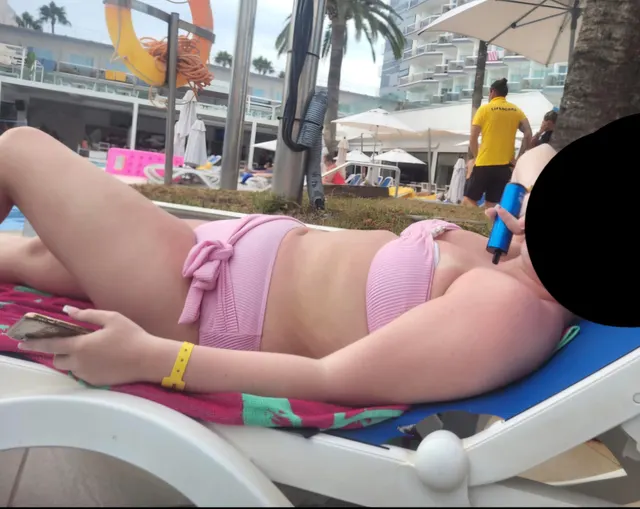 Evolution of my gfs weight gain through bikinis