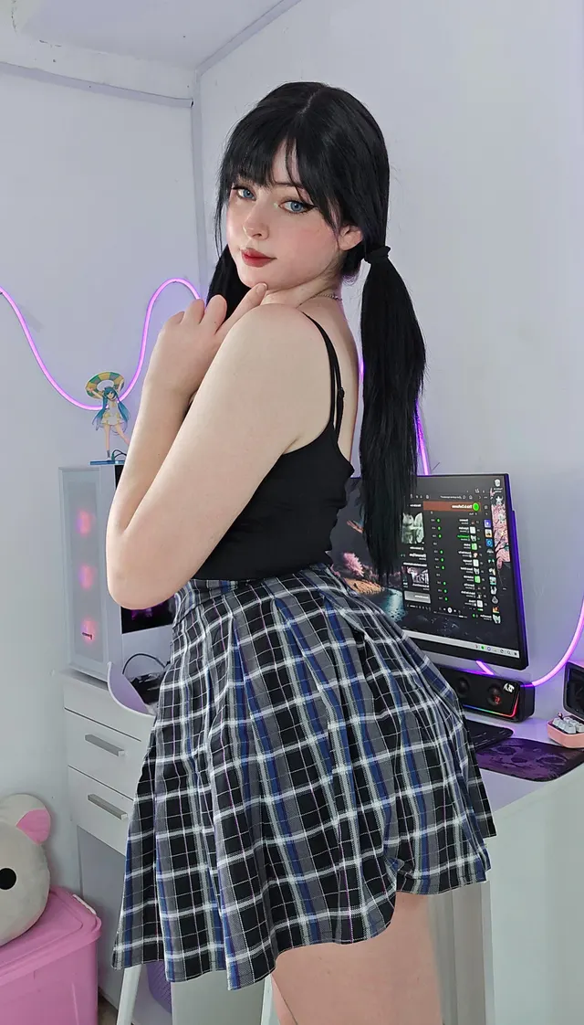 my skirt hugs my cheeks perfectly