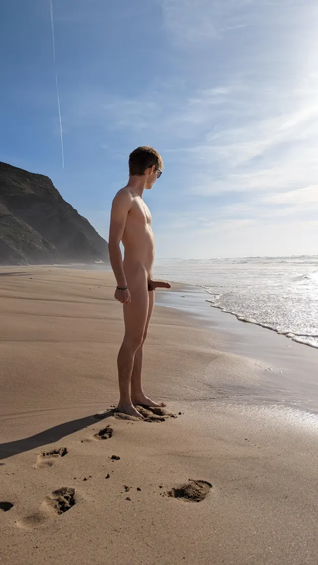 When your twink friend has a casual boner at the beach ꈍ⁠ᴗ⁠ꈍ