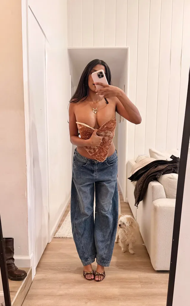 [F] Strapless tops make for easy access.