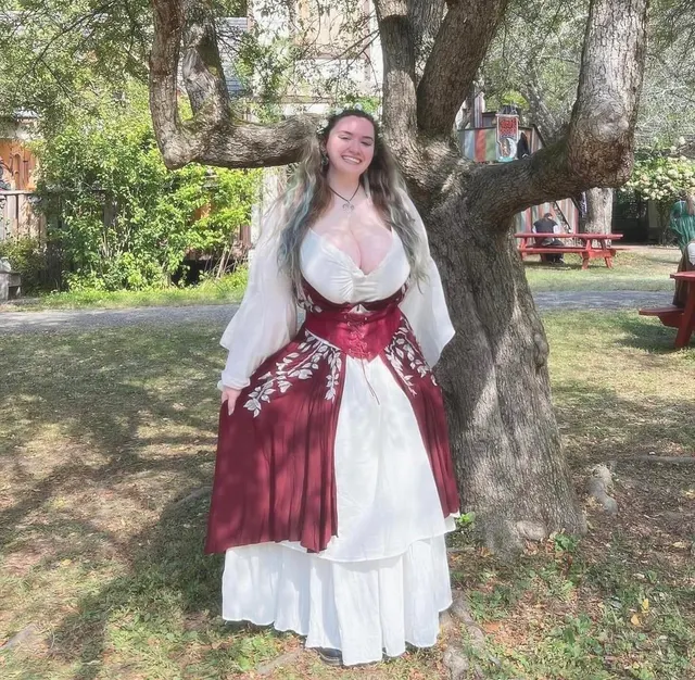 bustiest fair maiden at the ren faire👀