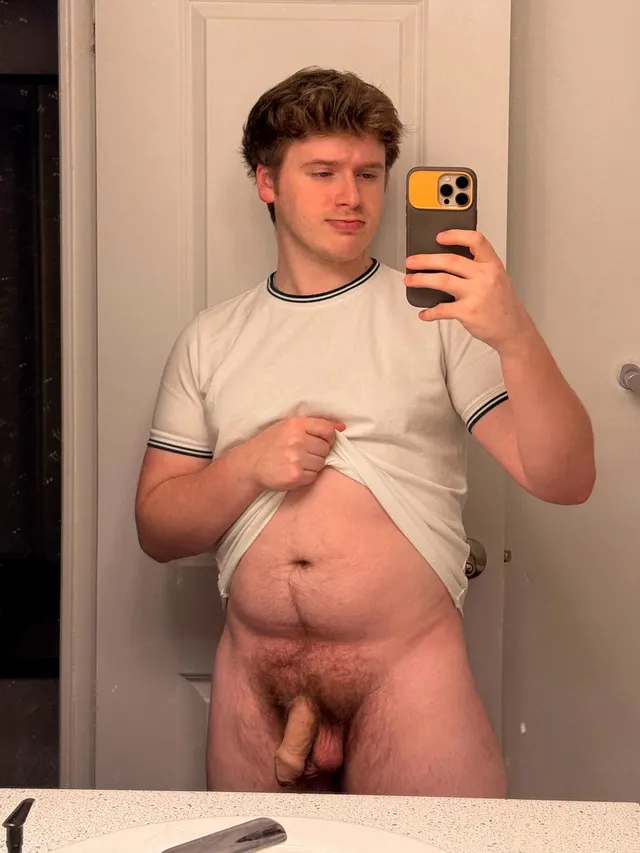 Beefy Canadian guy with a full bush 🇨🇦🥵