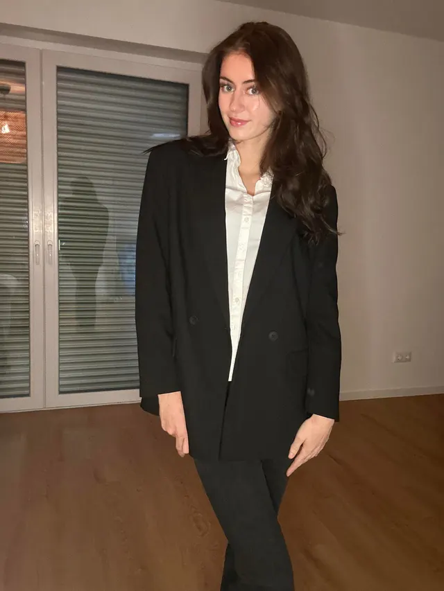 Swipe if you want to see what an average secretary wears underneath