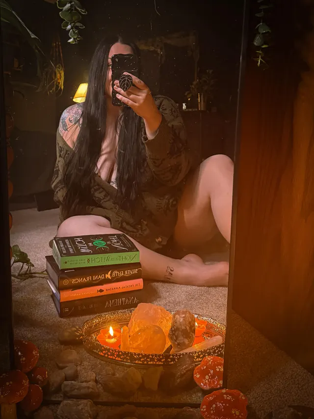 Some witchy fun with my January reads 🖤