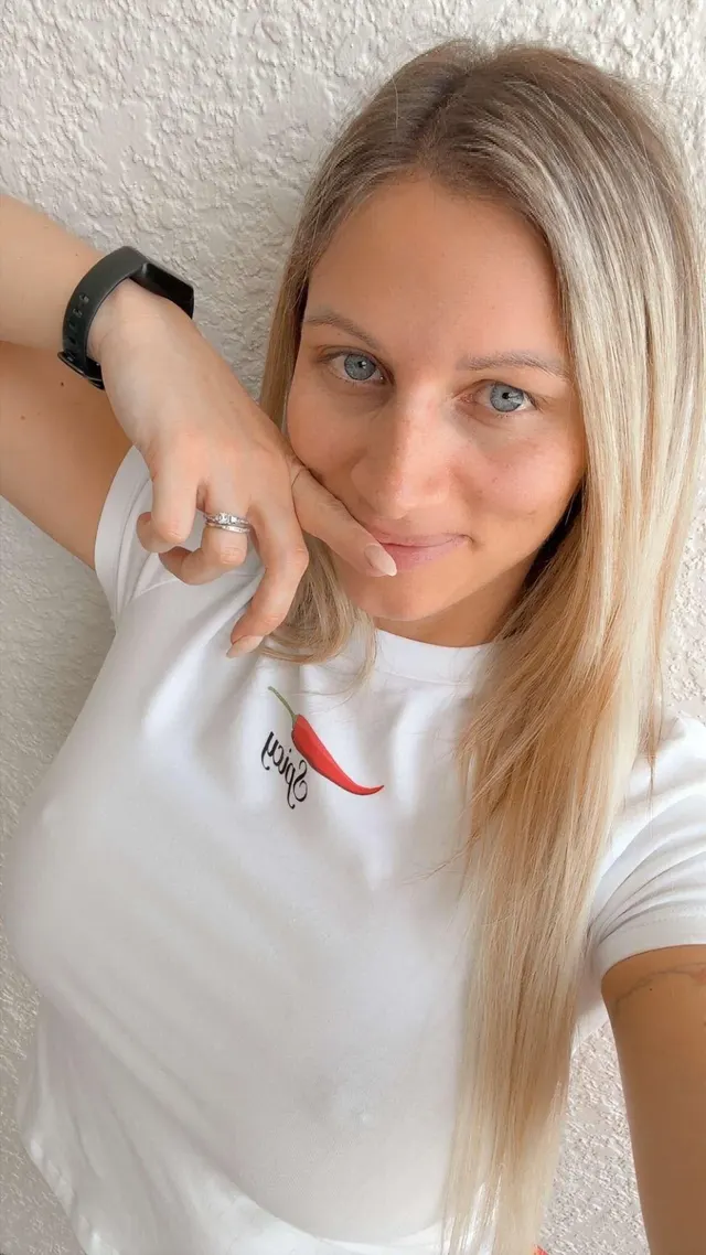 37 milf I love to cheat can you keep a secret.