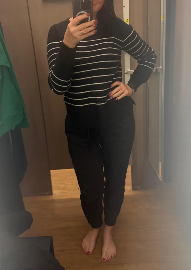 Your average combos taking in a little retail therapy to feel better. (F47)