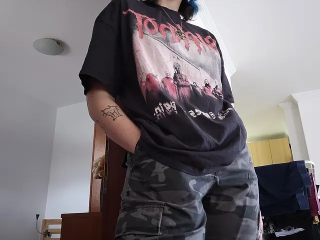 Wild 6'1 muscle mommy in a sleeper build, hiding all her curves