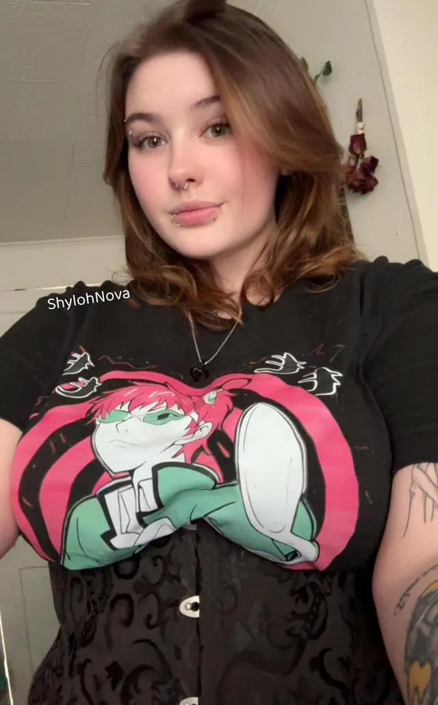 Two reasons why you need a nerdy goth gf 🖤✨