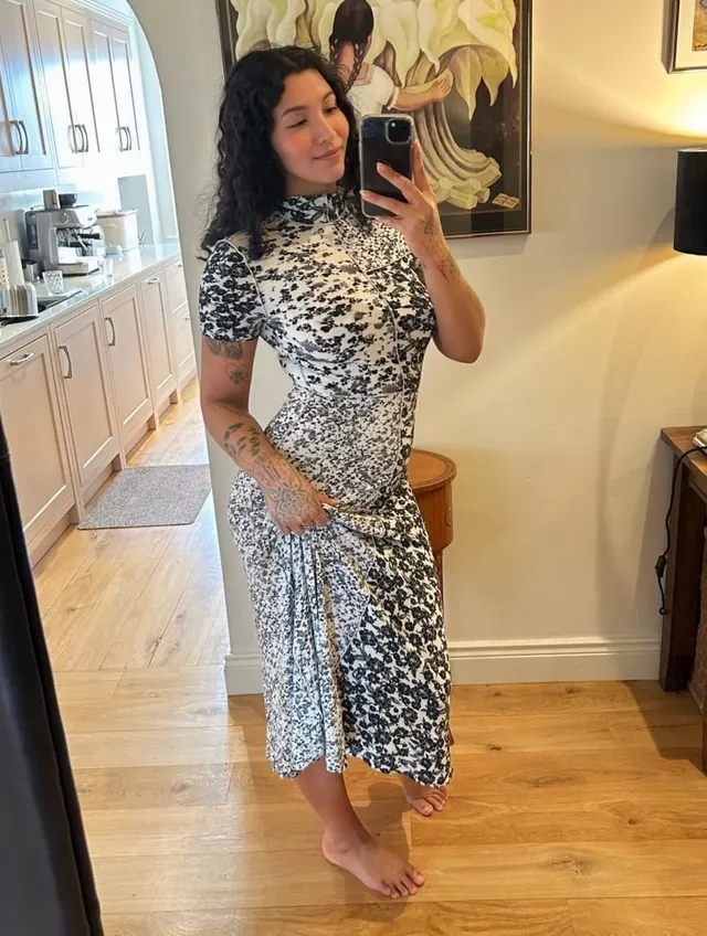 Swipe to take my dress off 😈