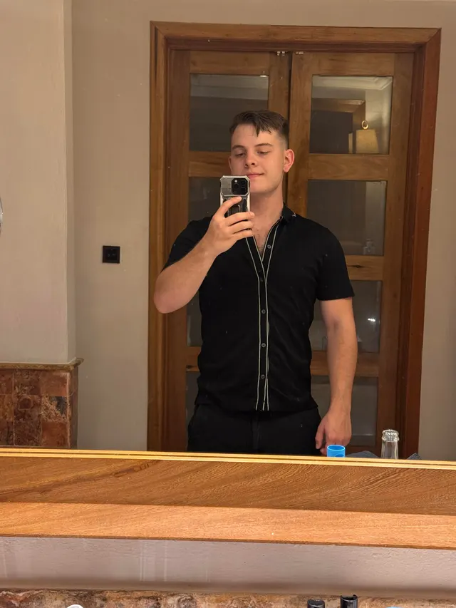 Swipe to see my butt!