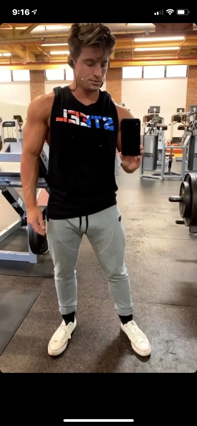 I know yall hate Brett but 🤷🏾‍♂️ i’d still feel on his chest 🤦🏾‍♂️