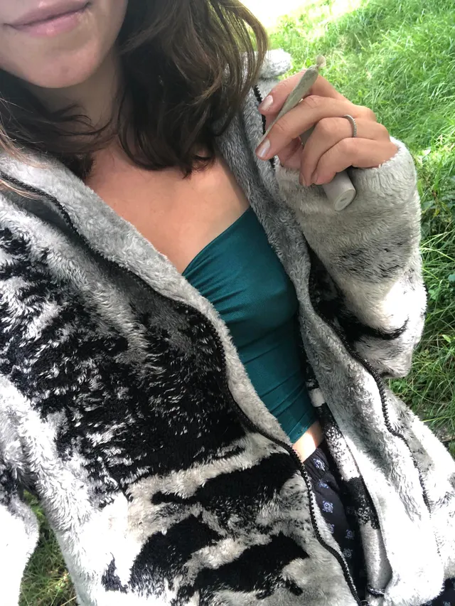 Swipe to light the dooby and see the booby [f] 😎🌬