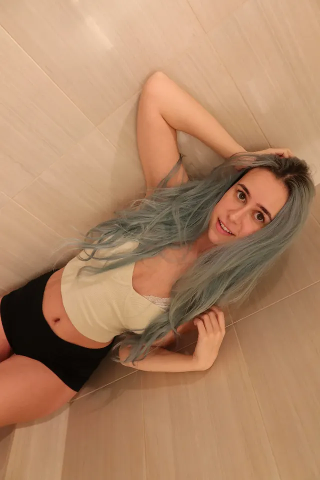 Just 5 photos of me and my belly button [21F] ✨