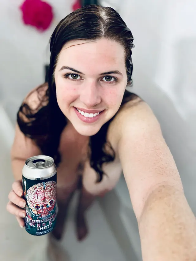 Thirsty Thursday. Enjoying DSSOLVR “Computers Can Do That” NEIPA in the shower. 4 out of 5.
