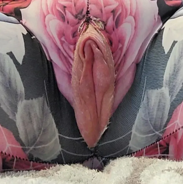 Leggings can't contain this fat pussy