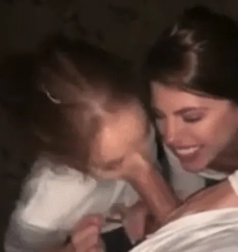 Love how she passes the dick into the other mouth without it coming out 😵🤤