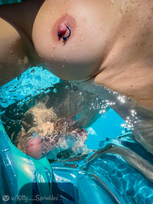 Photobombed by a real dickhead… haha! (=^•^=) [f]