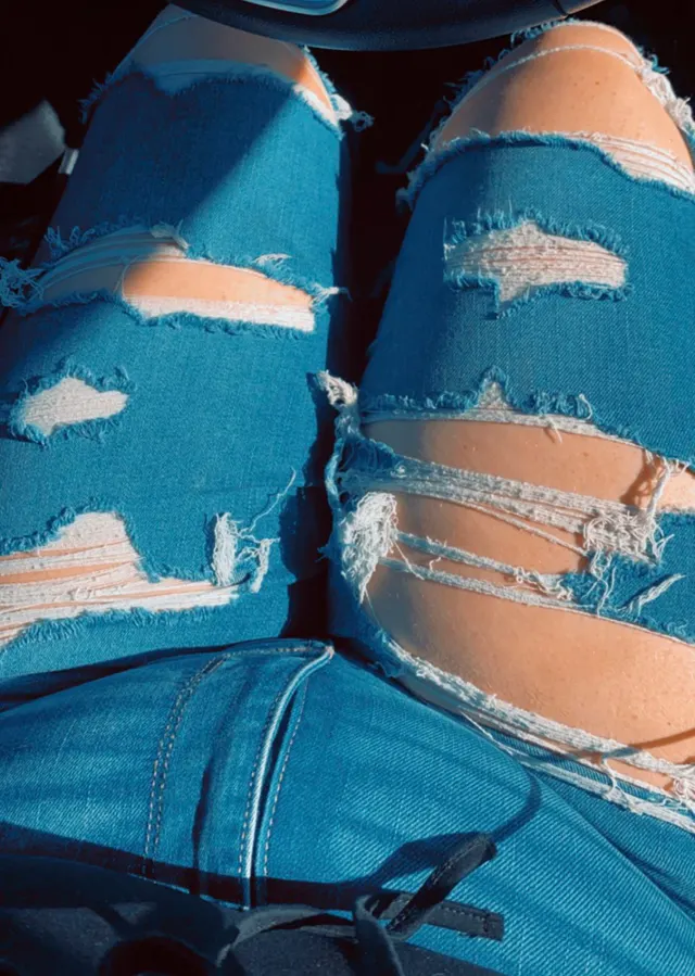 Who likes thick thighs in tight jeans? 😏😜