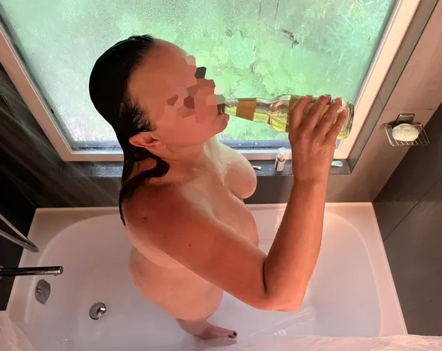 Ice cold beer in a steam hot shower 🍻