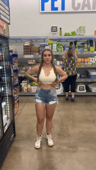 I love flashing my big titties ;)