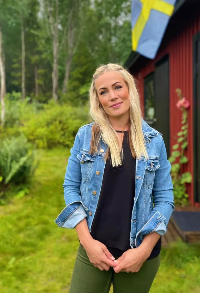 I’m 40 with 2 kids…..dressed up for once! Would you still date me? 😚