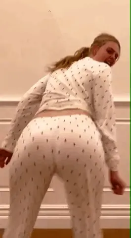 Elle Fanning twerks