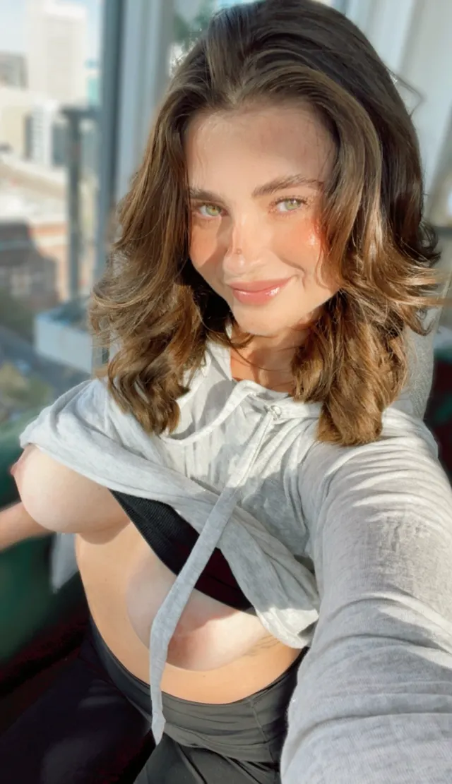 Your favorite busty cutie 💕