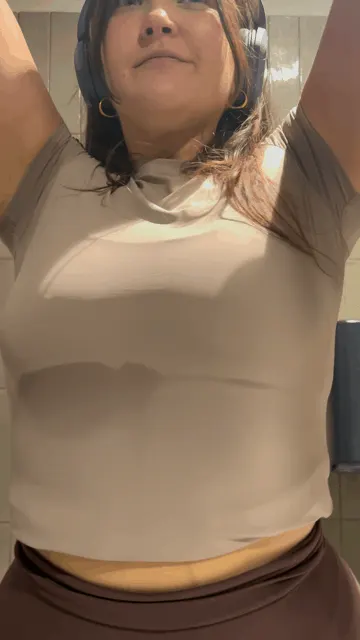 Yummy armpit and titty sweat stains